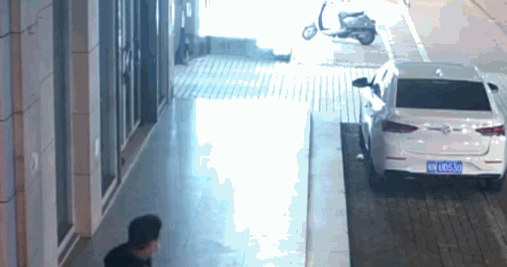 【每日平安111】女警出手力擒无证男,懒贼偷车竟叫货拉拉